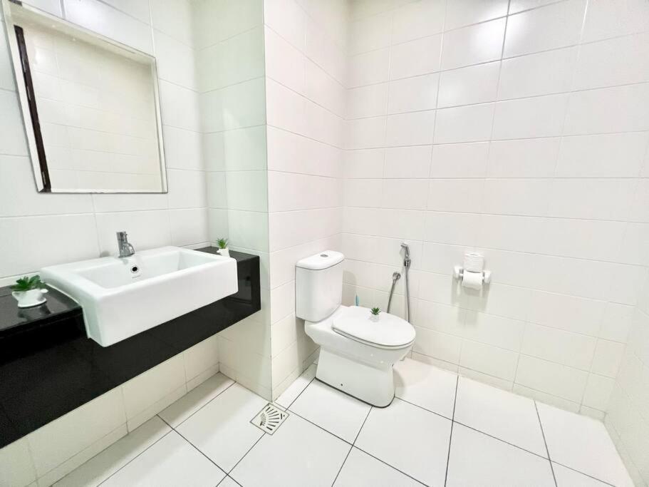 J Cozy 1-5pax Trefoil Setia Alam 100mps Wifi & Tv *