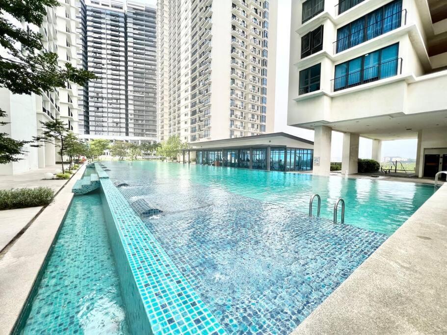 J Cozy 1-5pax Trefoil Setia Alam 100mps Wifi & Tv * Kuala Selangor