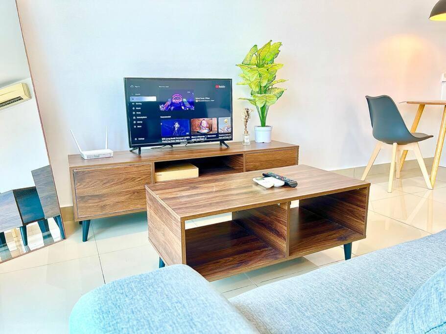 J Cozy 1-5pax Trefoil Setia Alam 100mps Wifi & Tv Apartment